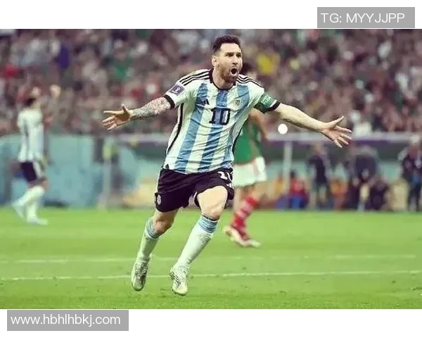 足球明星与奖杯的荣耀瞬间定格在镜头里展现无尽辉煌与梦想追逐的旅程