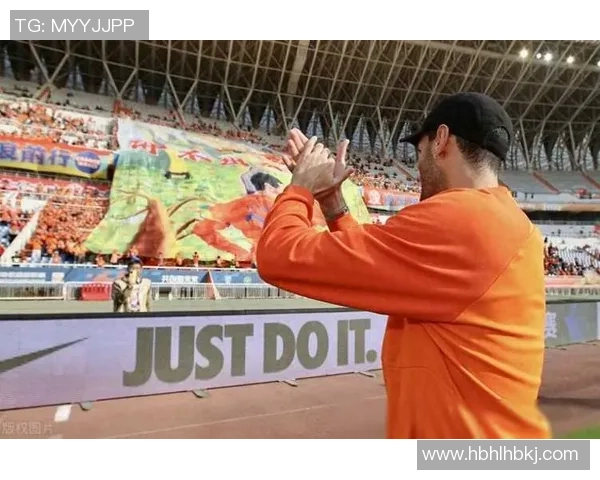 足球明星全场罚红牌引发争议球迷热议比赛公平性与裁判判罚标准 足球明星全场罚红牌引发争议球迷热议比赛公平性与裁判判罚标准