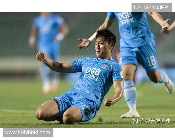 足球明星转场手势动作揭秘如何通过肢体语言传达转会意图与情感 足球明星转场手势动作揭秘如何通过肢体语言传达转会意图与情感