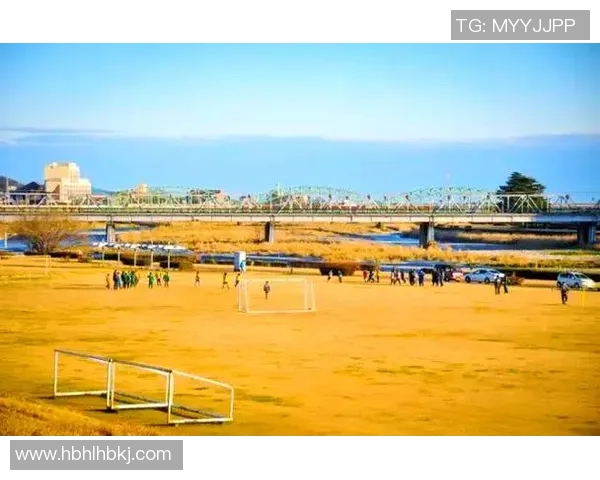 香港足球明星在贵州街头畅游体验当地文化与美食之旅 香港足球明星在贵州街头畅游体验当地文化与美食之旅